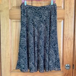 Women’s size 8 Jones New York black and tan patterned classy flowy skirt